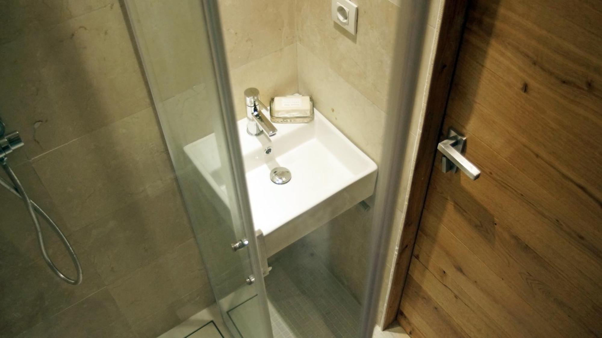 My Space Emirates - Fully Equipped Apartments Near The Beach With Shared Pool Barcelona Værelse billede