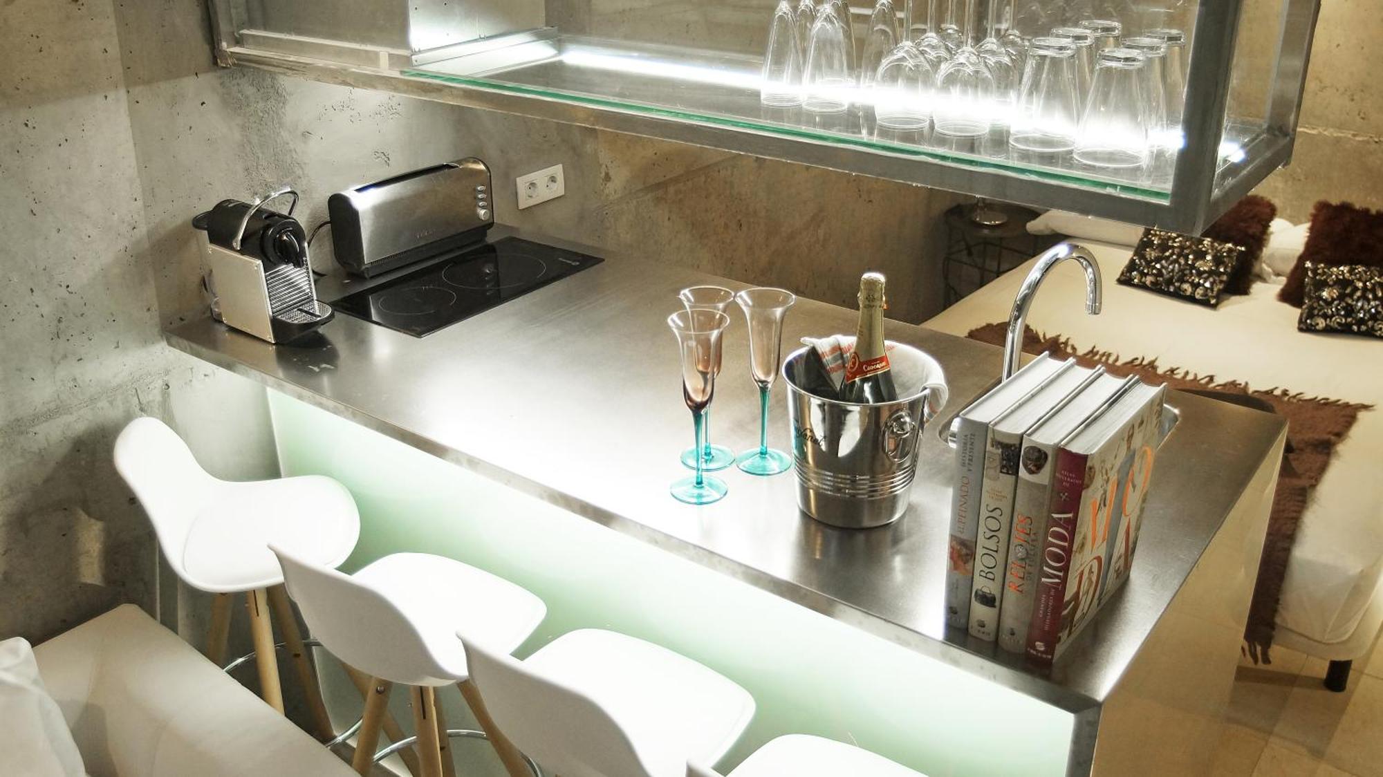 My Space Emirates - Fully Equipped Apartments Near The Beach With Shared Pool Barcelona Værelse billede