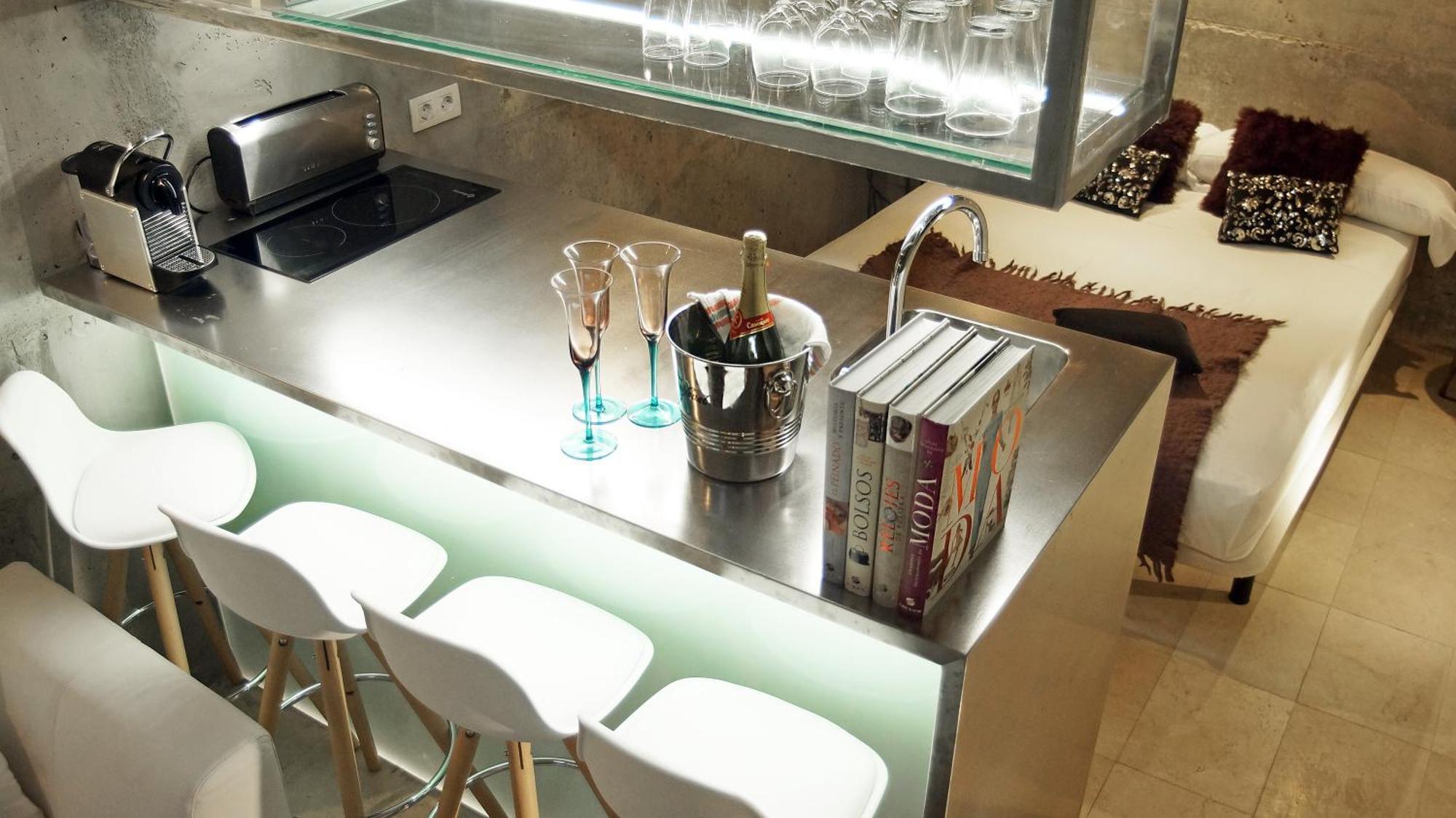 My Space Emirates - Fully Equipped Apartments Near The Beach With Shared Pool Barcelona Værelse billede