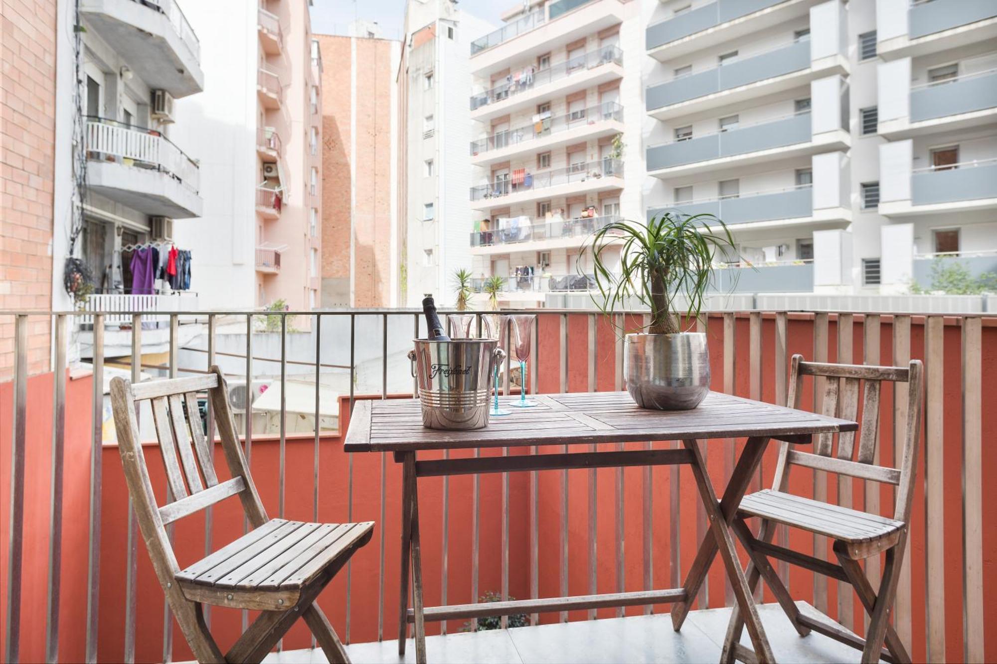 My Space Emirates - Fully Equipped Apartments Near The Beach With Shared Pool Barcelona Eksteriør billede